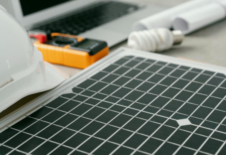 brancher 2 panneaux solaire sur un regulateur comment faire.jpeg