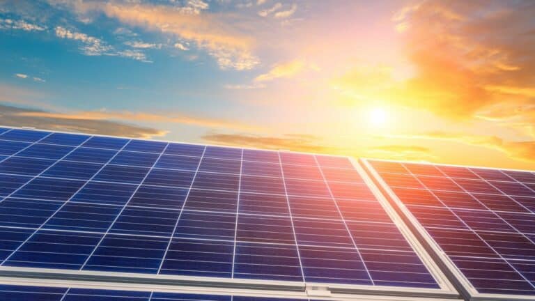 peut alimenter un panneau solaire 400 W