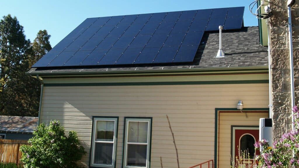 alimentant un logement avec des panneaux solaires de 400 W