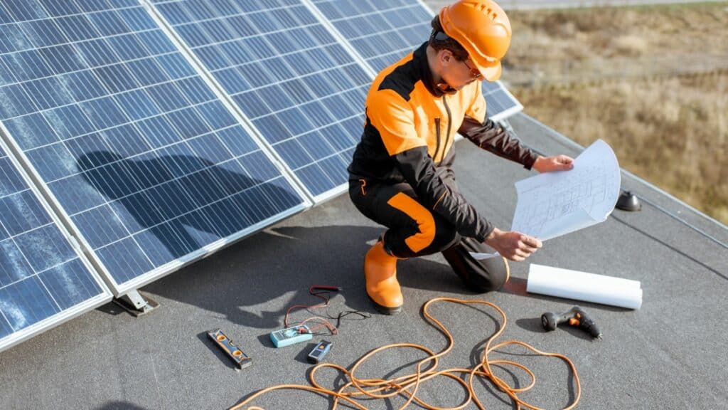 procéder à la fixation des panneaux solaires sur un toit