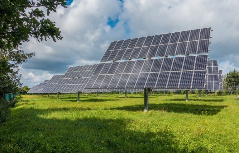 quel est l interet de mettre differents semi conducteurs dans un panneau solaire.jpeg