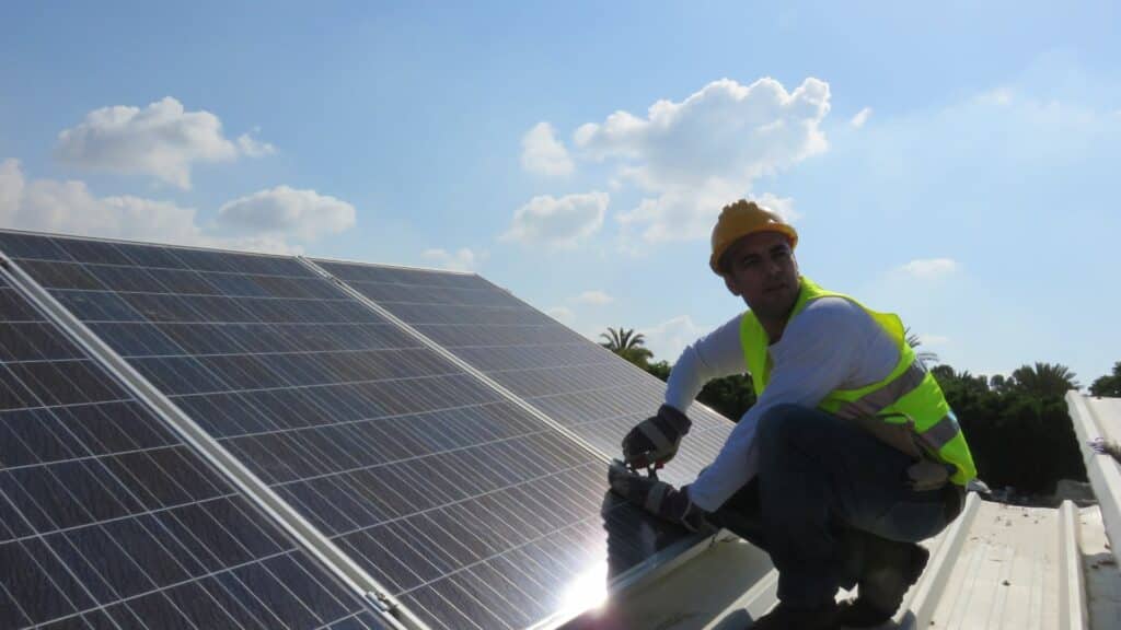 surface disponible sur notre toit pour installer des panneaux solaires