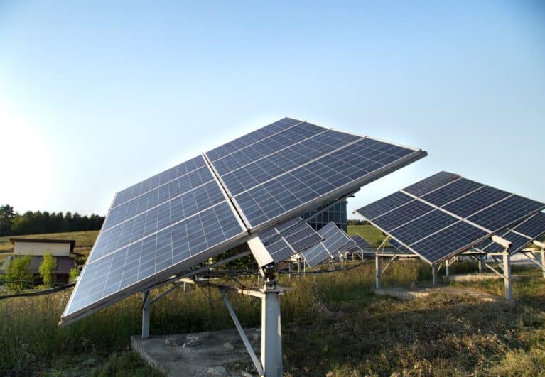 panneaux solaires support fixe ou pivotant.jpeg