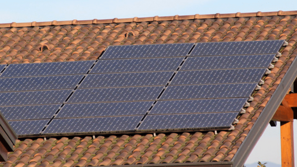 Quels paramètres permettent de simuler la production de panneaux solaires ?