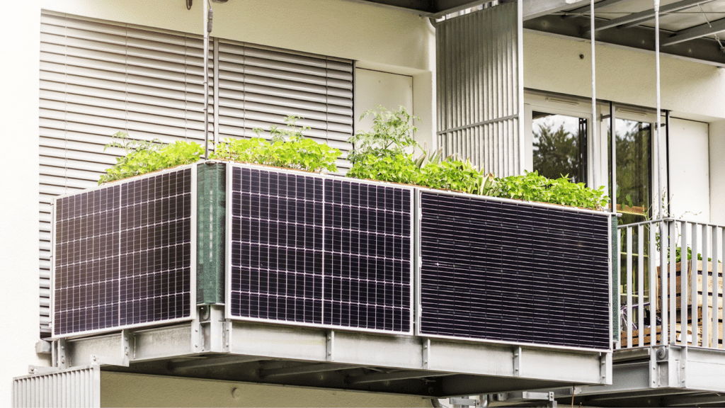 Installer un kit panneau solaire plug and play sur un balcon