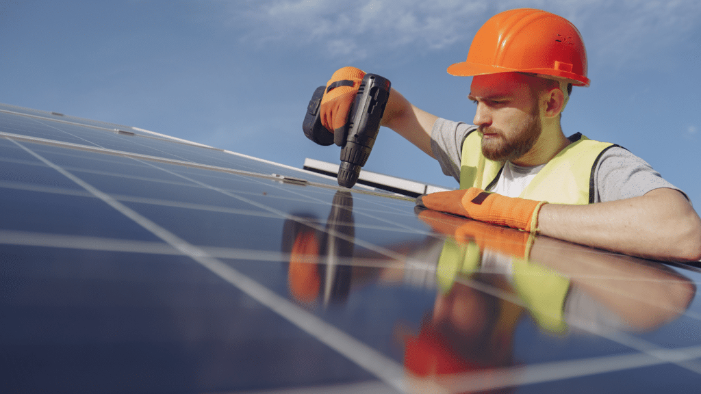 La procédure de déclaration préalable pour l'installation de panneaux solaires intégrés à la toiture