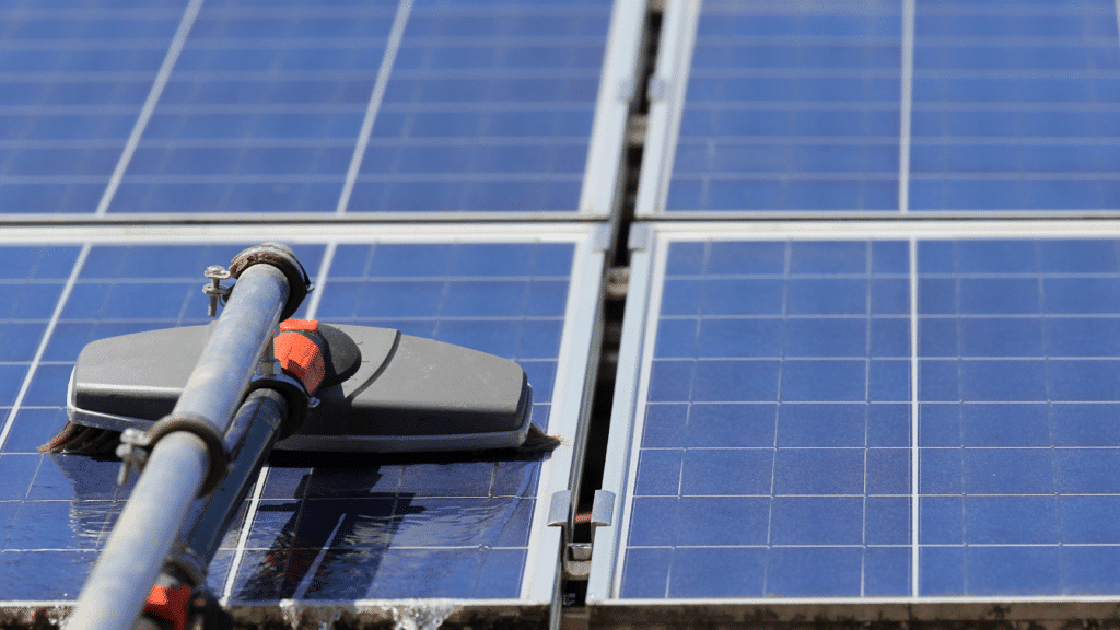 Deuxième étape : Nettoyage efficace des panneaux solaires