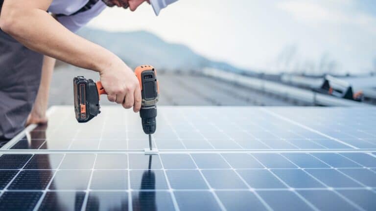 comment fixer des panneaux solaires sur un toit en ardoise