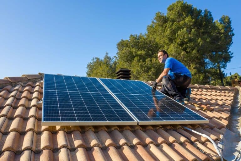 installent des panneaux solaires sans subventions
