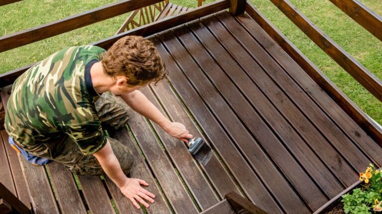 les intempéries menacent votre terrasse en bois cette méthode est indispensable pour la préserver saison après saison