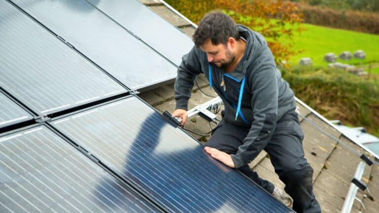 « on a compris qu’on ne toucherait rien » ces propriétaires passent au solaire sans l’aide de l’État, leur témoignage montre un ras le bol grandissant