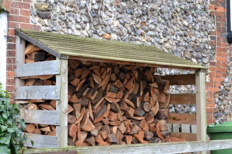 stockage du bois de chauffage en été