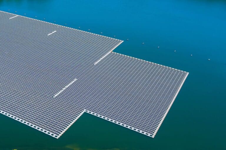 flotter des panneaux solaires sur la mer