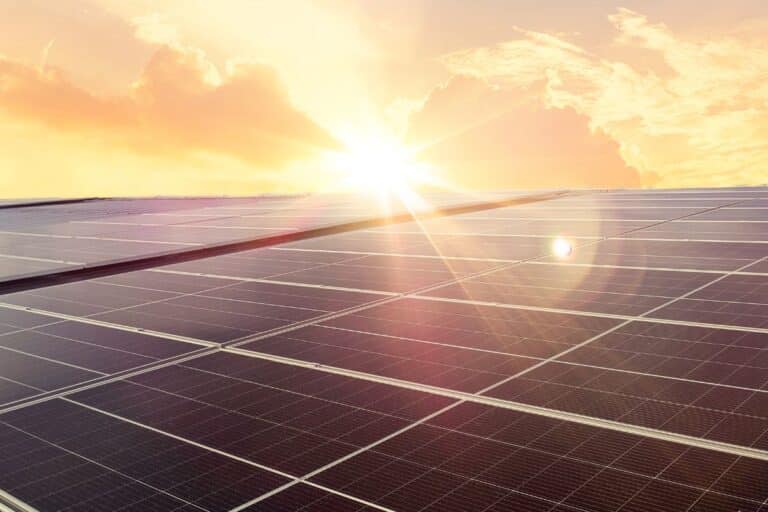 panneaux solaires, batteries au lithium