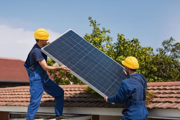 moitié panneaux solaires installés france