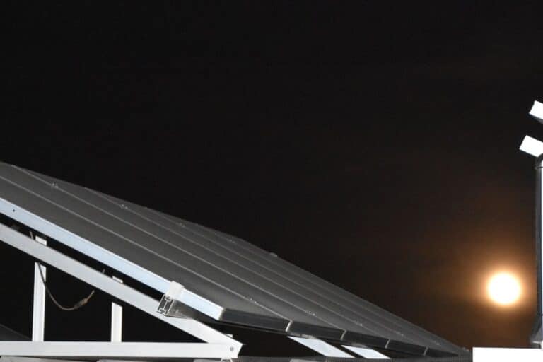 panneaux solaires produisent électricité nuit