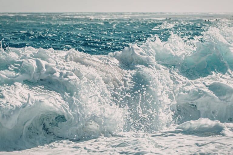 énergie bleue des vagues